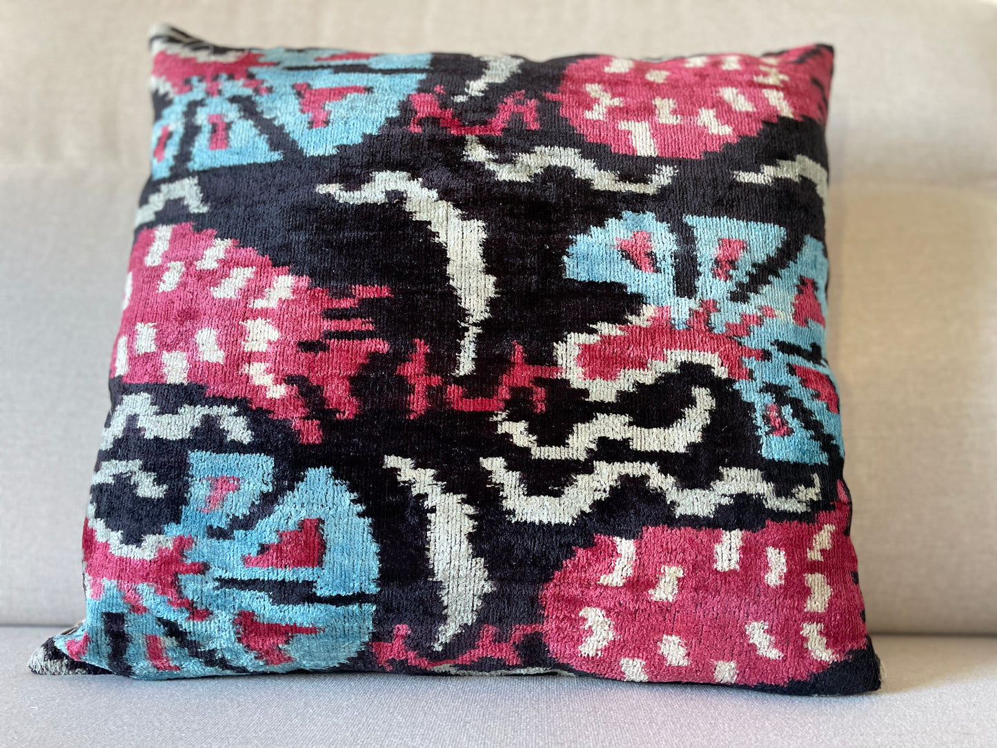 Velvet silk cushion 50x50cm.