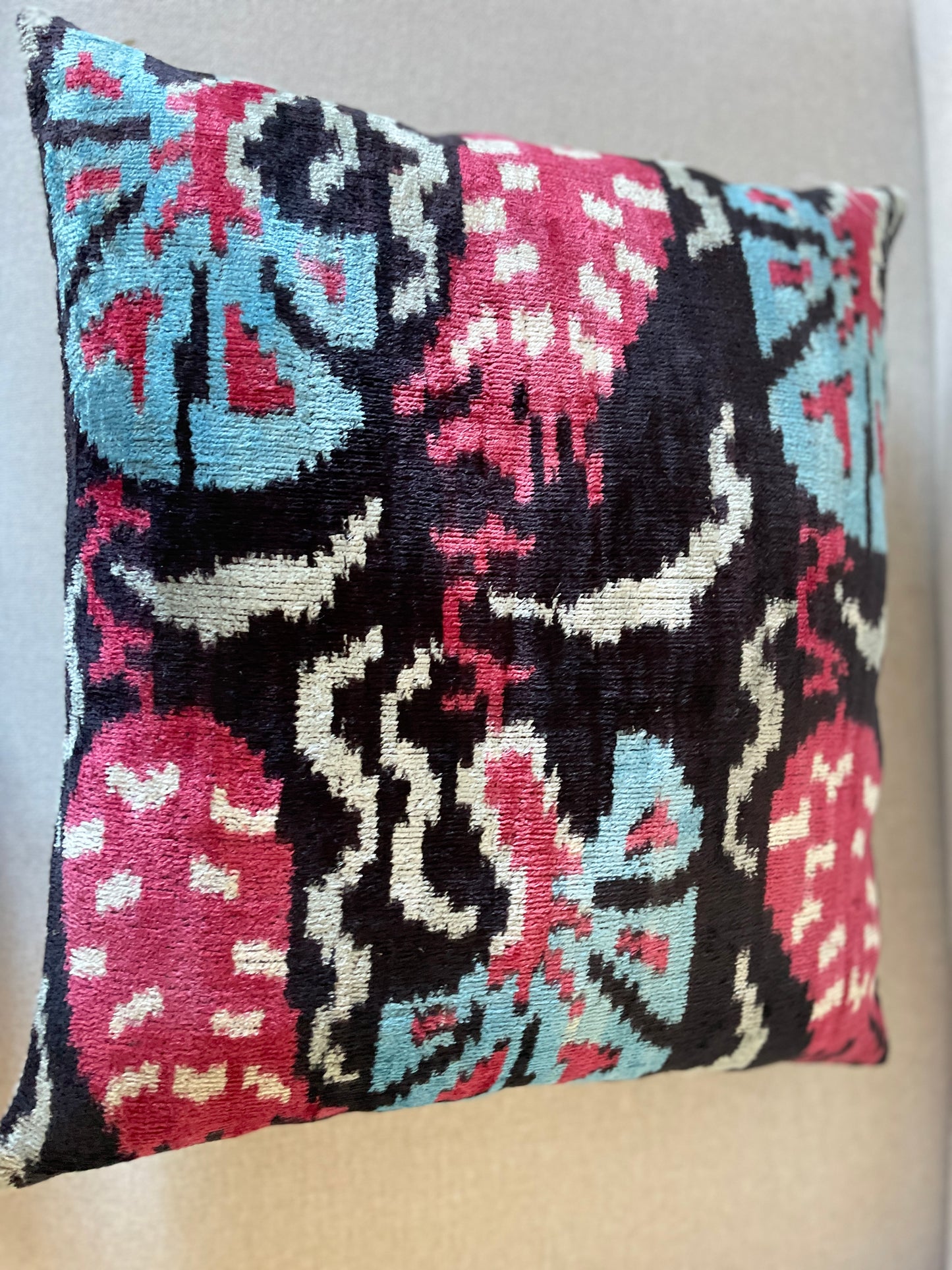 Velvet silk cushion 50x50cm.