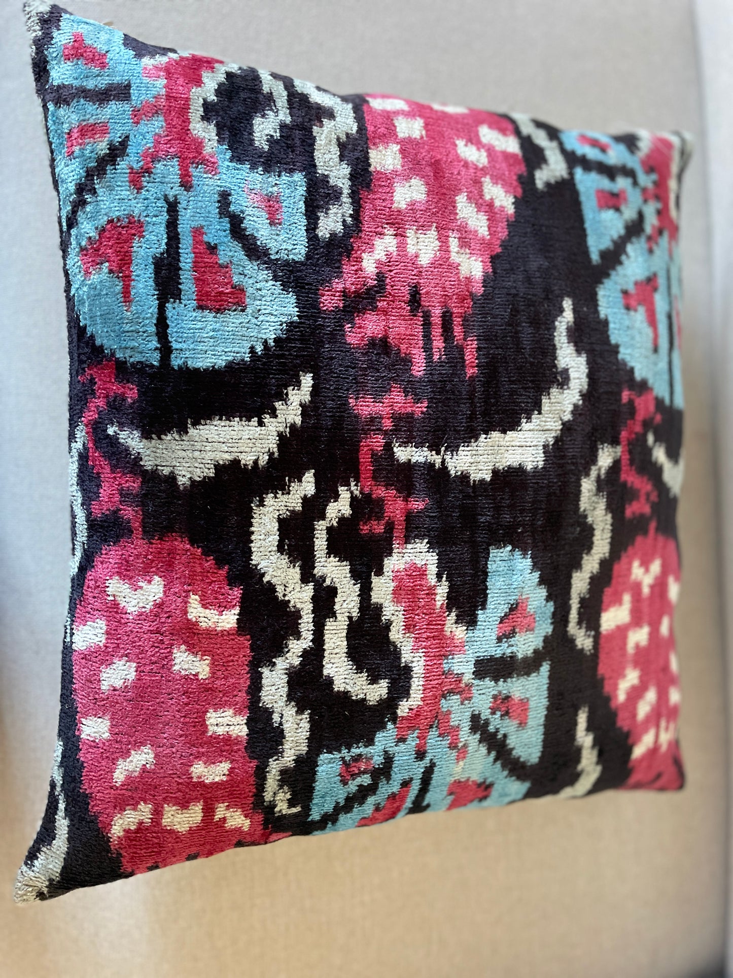 Velvet silk cushion 50x50cm.