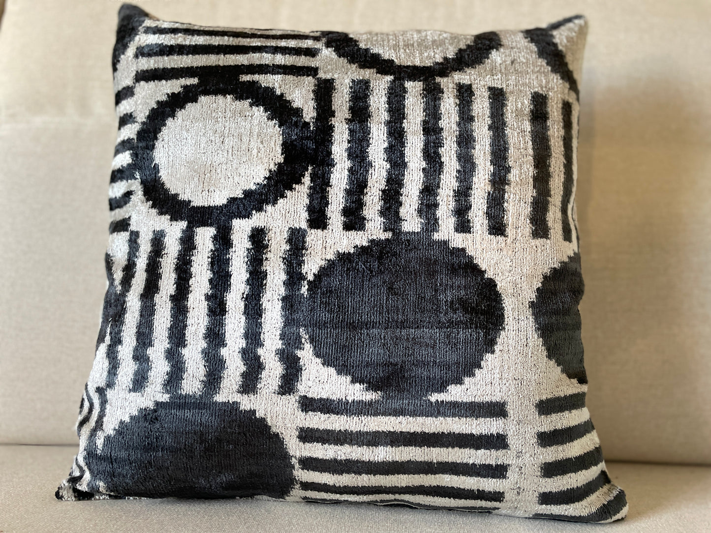 Velvet silk cushion 50x50cm.