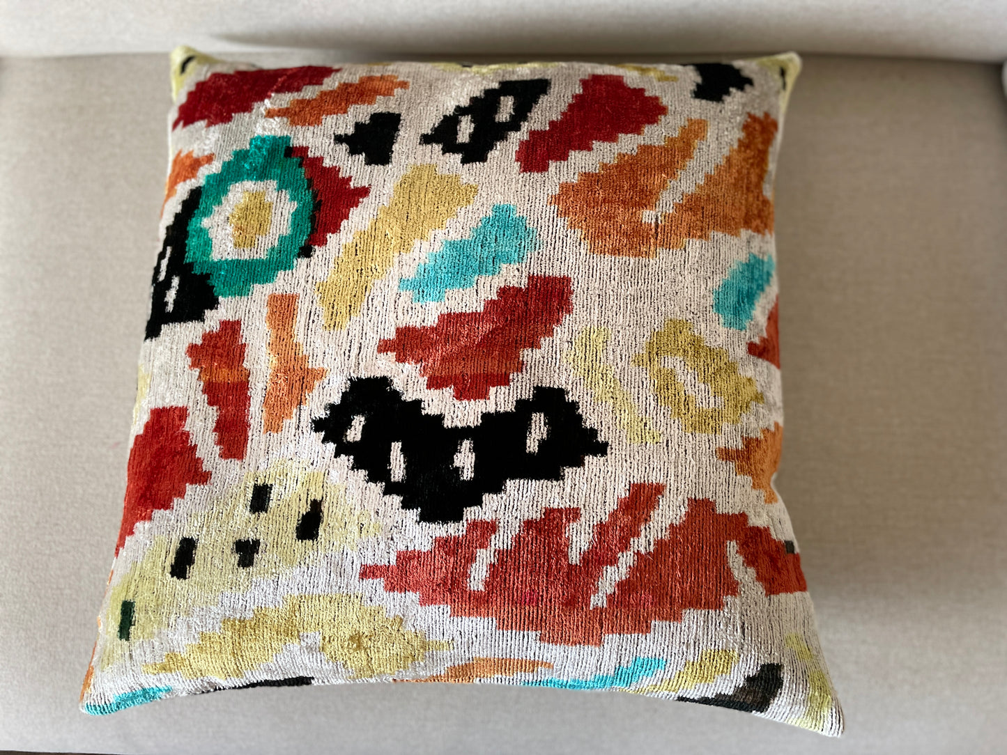 Velvet silk cushion 50x50cm.