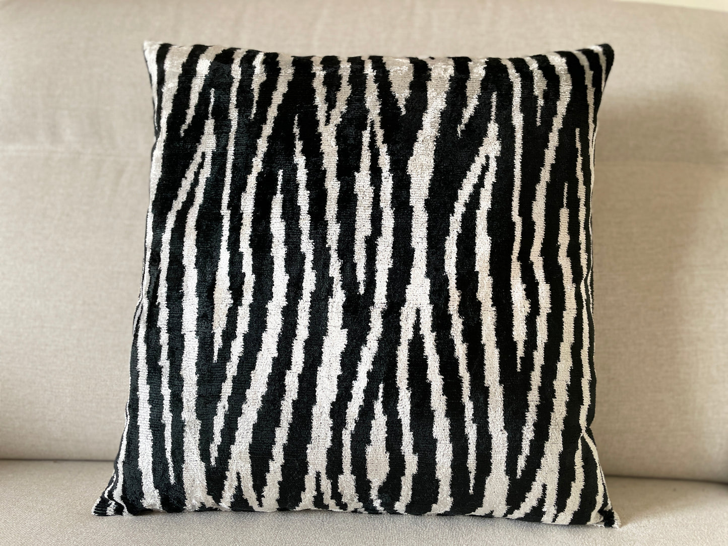 Velvet silk cushion 50x50cm.