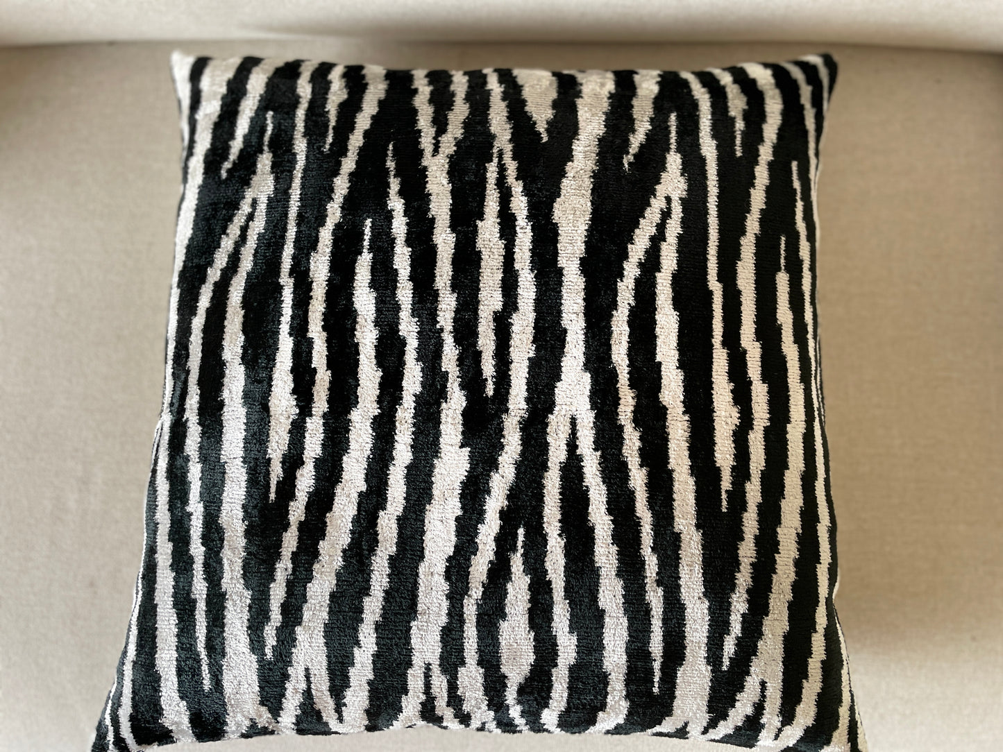 Velvet silk cushion 50x50cm.