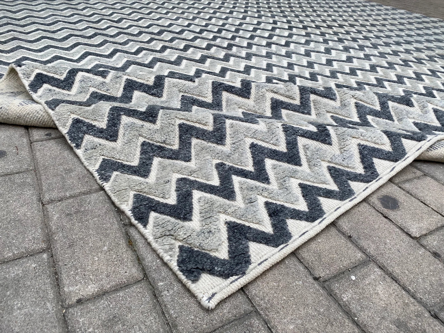 Modern ZigZag Design Rug.