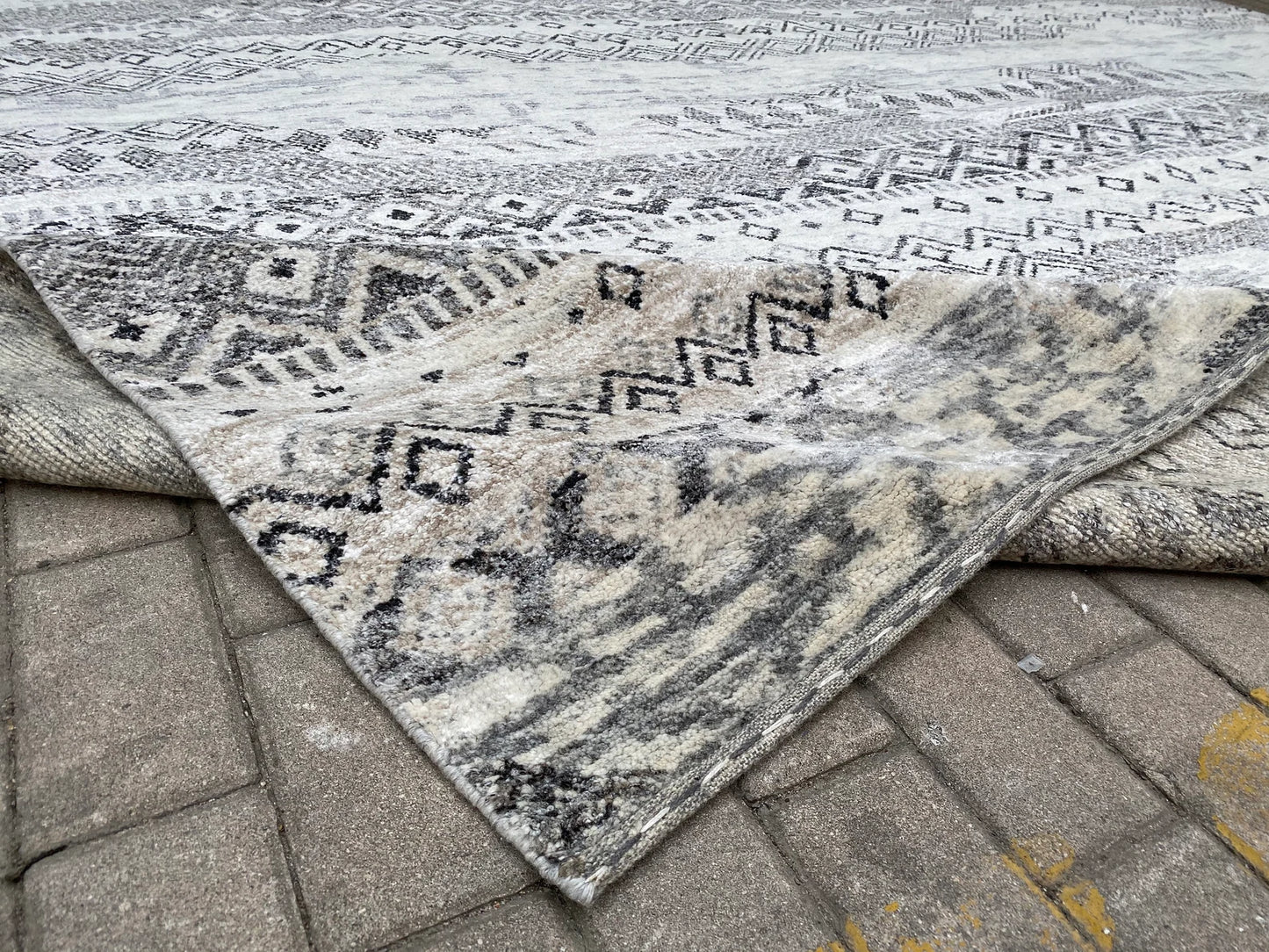 Modren Design Rug.