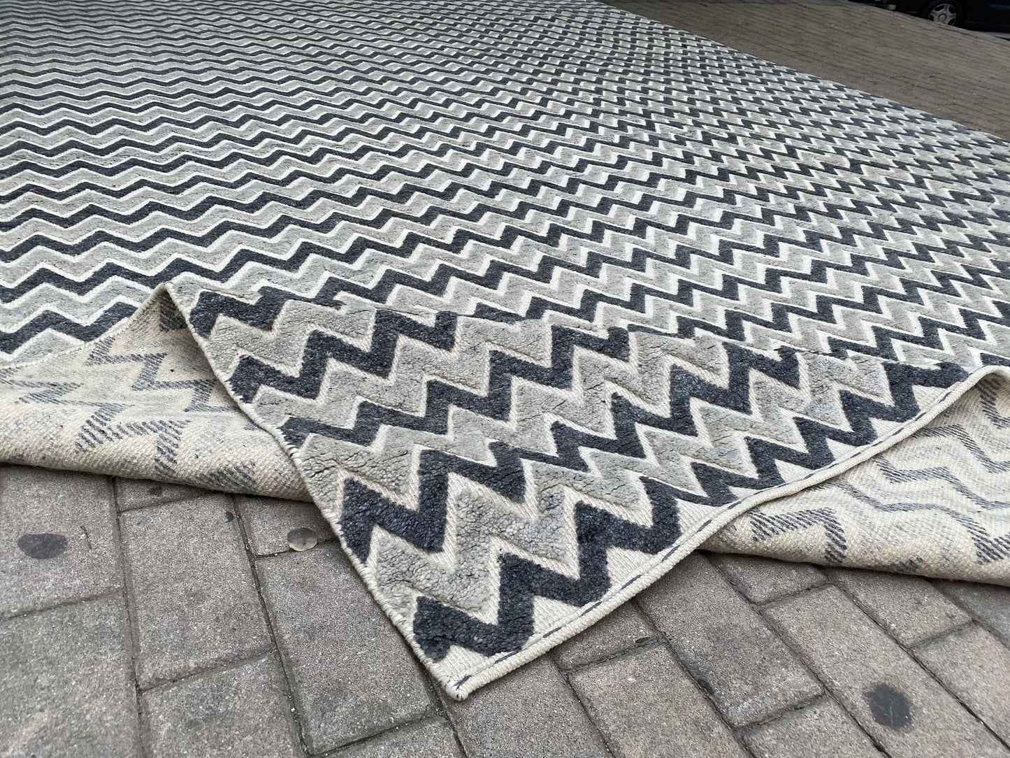 Modern ZigZag Design Rug.