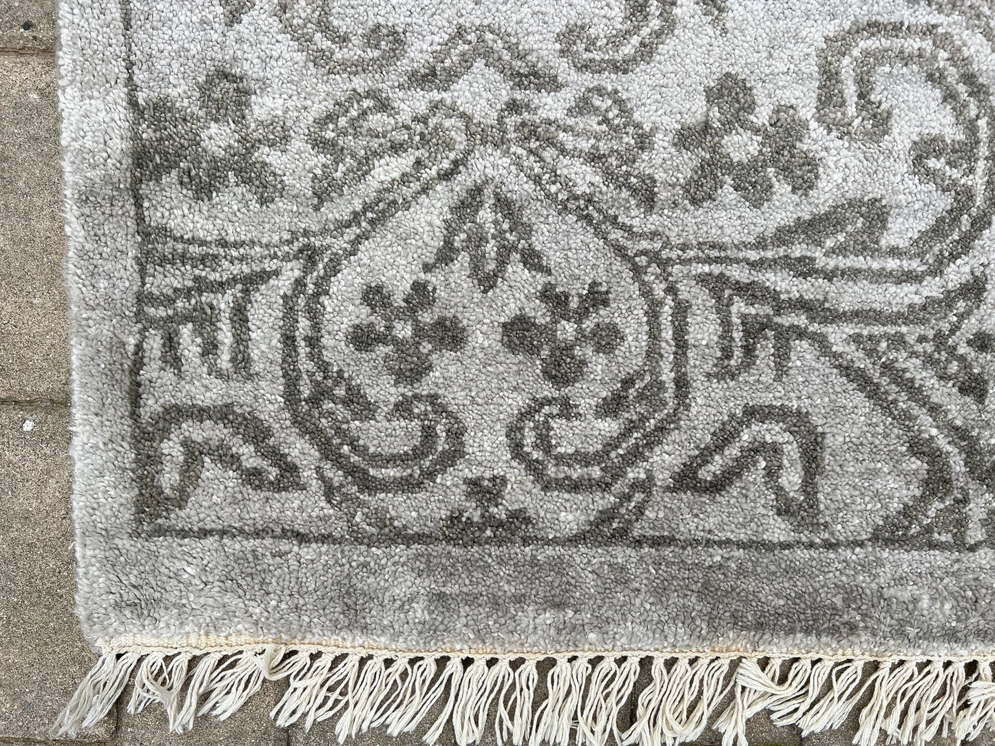 Silk Contemporary Rug.